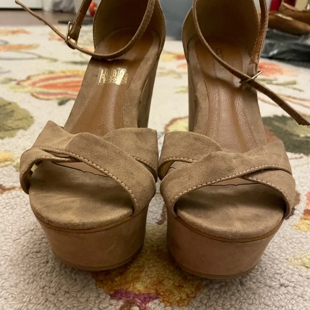 Women’s size 36 (US 6) vegan suede platform sandal Costes brand